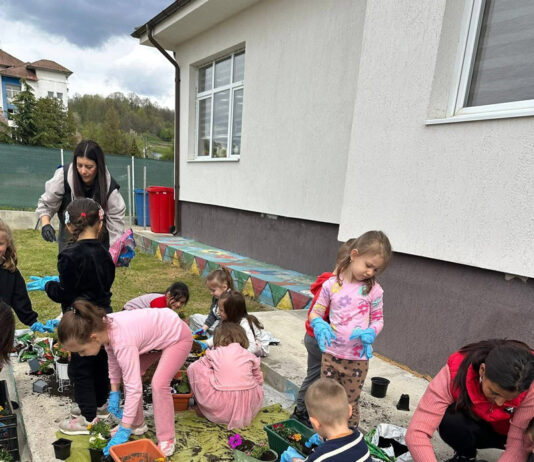 Școlarii și preșcolarii din Novaci, cu Caravana Reciclării Creative – Educație