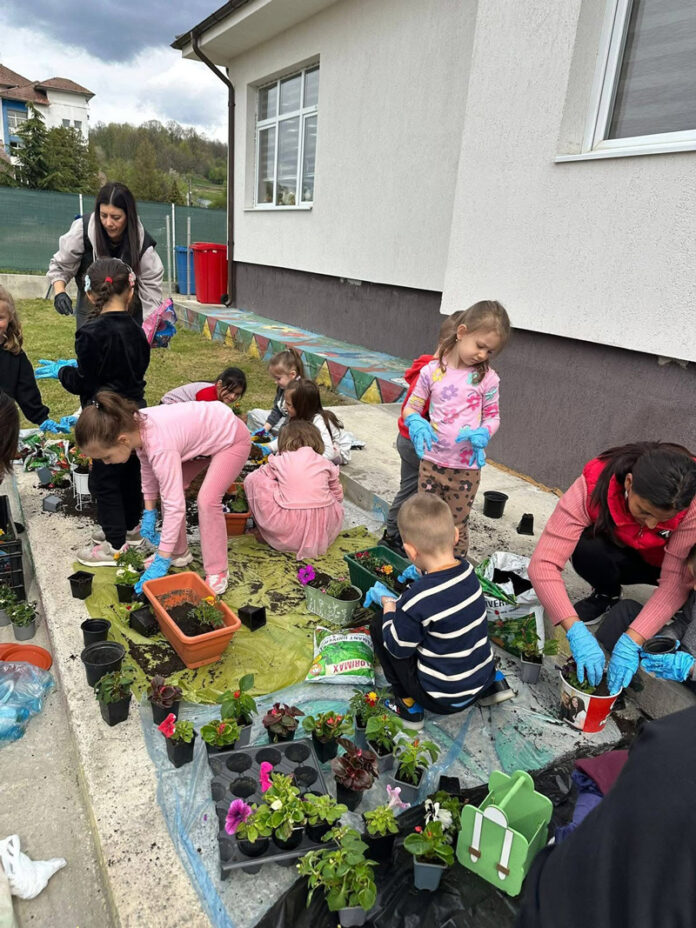Școlarii și preșcolarii din Novaci, cu Caravana Reciclării Creative – Educație