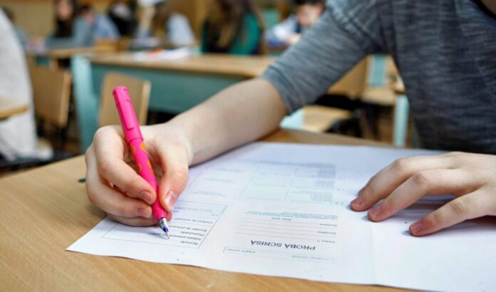 Haos la Evaluarea Națională! Platforma blocată a ținut profesorii „ostatici” în școli. Sindicatele acuză și o „răzbunare” a ministerului