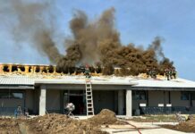 FOTO: Incendiu la o hală din Târgu-Cărbunești
