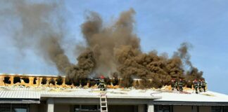 Dosar penal după incendiul izbucnit la acoperișul unei săli de evenimente din Târgu-Cărbunești