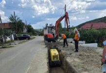 Continuă lucrările la rețeaua de apă-canal din Țicleni