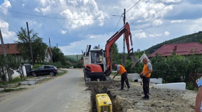 Continuă lucrările la rețeaua de apă-canal din Țicleni