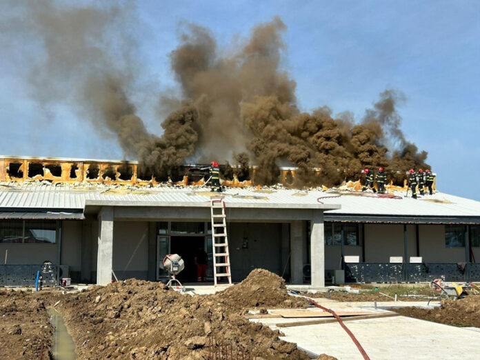Incendiu la acoperișul unei săli de evenimente din Târgu-Cărbunești