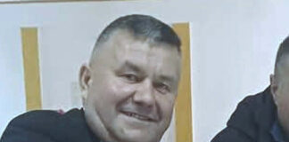 Nu au apă și canalizare în toată comuna și nici drumuri modernizate, dar primarul a cumpărat capace frigorifice de coșciug cu becuri LED și mândrețe de brazi Thuja pentru ulițele satelor!