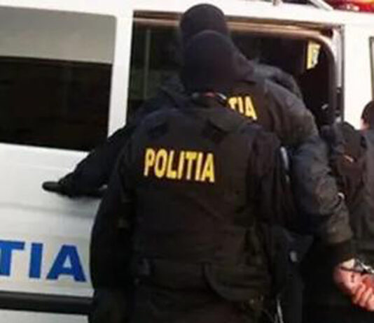 Reținut pentru fapte cu conotații sexuale comise în fața unor minore
