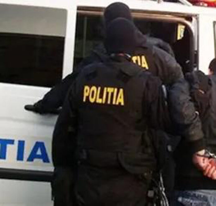 Reținut pentru fapte cu conotații sexuale comise în fața unor minore