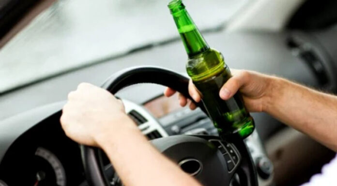 A băut o bere, a plecat cu mașina după țigări și a făcut accident!