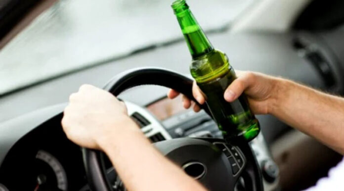 A băut o bere, a plecat cu mașina după țigări și a făcut accident!
