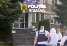 VIDEO: Trei bărbați reținuți, după ce unul dintre ei și-ar fi lovit iubita cu bâta de baseball