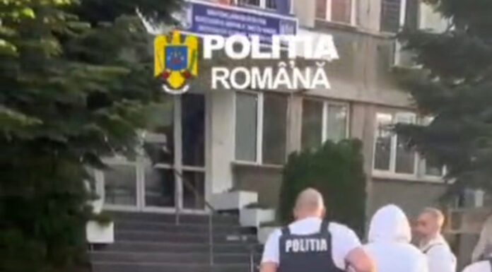 VIDEO: Trei bărbați reținuți, după ce unul dintre ei și-ar fi lovit iubita cu bâta de baseball