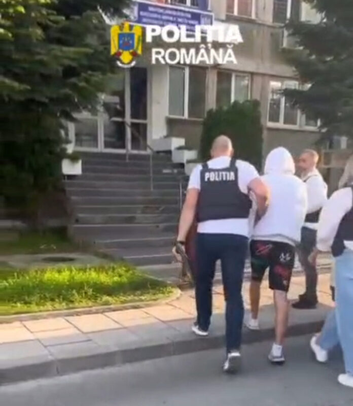 VIDEO: Trei bărbați reținuți, după ce unul dintre ei și-ar fi lovit iubita cu bâta de baseball