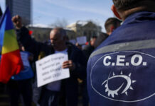 La CEO: salarii tăiate și pierderi mai mari. Angajații așteaptă să le fie plătite compensații, dar și sâmbetele și duminicile. Vor să afle și dacă mai au slujbe de la 1 septembrie