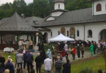 Mănăstirea «Sfânta Treime» de la Strâmba-Jiu (Turceni-Gorj) şi-a sărbătorit hramul – ,,Această sfântă mănăstire ocrotită de «Sfânta Treime», putem spune că ocroteşte şi satul acesta, şi împrejurimile, ca şi pe cei care îi calcă pragul…”!