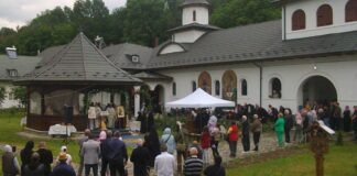 Mănăstirea «Sfânta Treime» de la Strâmba-Jiu (Turceni-Gorj) şi-a sărbătorit hramul – ,,Această sfântă mănăstire ocrotită de «Sfânta Treime», putem spune că ocroteşte şi satul acesta, şi împrejurimile, ca şi pe cei care îi calcă pragul…”!