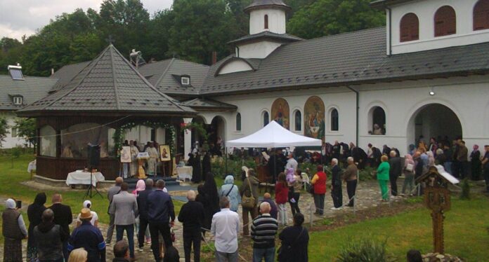 Mănăstirea «Sfânta Treime» de la Strâmba-Jiu (Turceni-Gorj) şi-a sărbătorit hramul – ,,Această sfântă mănăstire ocrotită de «Sfânta Treime», putem spune că ocroteşte şi satul acesta, şi împrejurimile, ca şi pe cei care îi calcă pragul…”!