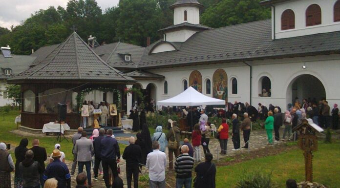 Mănăstirea «Sfânta Treime» de la Strâmba-Jiu (Turceni-Gorj) şi-a sărbătorit hramul – ,,Această sfântă mănăstire ocrotită de «Sfânta Treime», putem spune că ocroteşte şi satul acesta, şi împrejurimile, ca şi pe cei care îi calcă pragul…”!