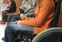 Mai mulți bani pentru însoțitorii și asistenții personali ai persoanelor cu handicap