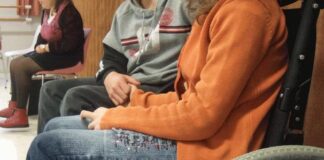 Mai mulți bani pentru însoțitorii și asistenții personali ai persoanelor cu handicap
