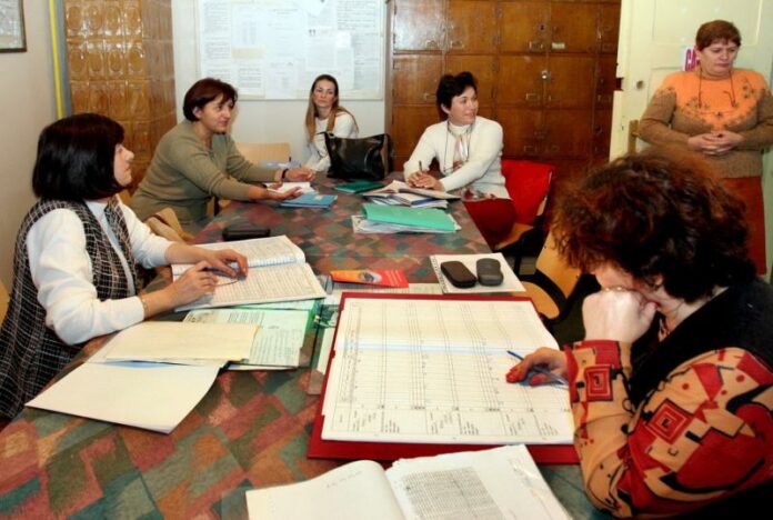 Profesorii primesc vouchere de vacanță de 800 lei