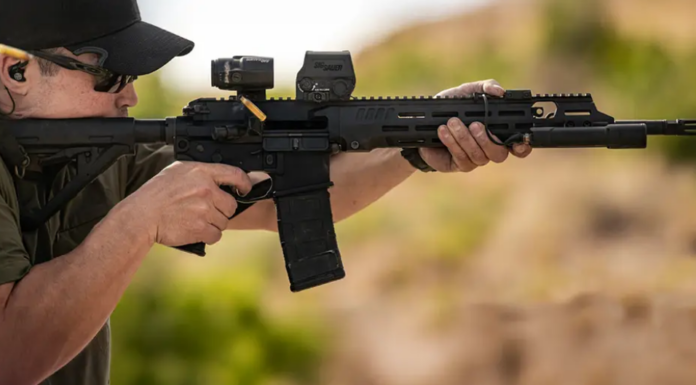 Puștile Kalașnikov, înlocuite cu arme americane la UM Sadu