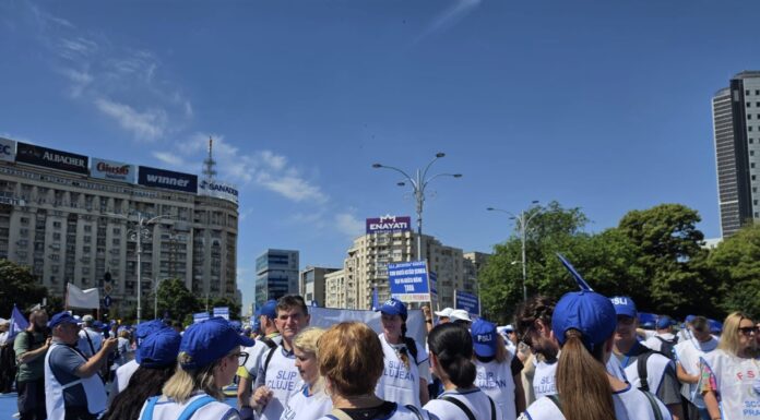 Sindicaliștii din educație ies în stradă. Peste 160.000 de semnături, depuse la Parlament