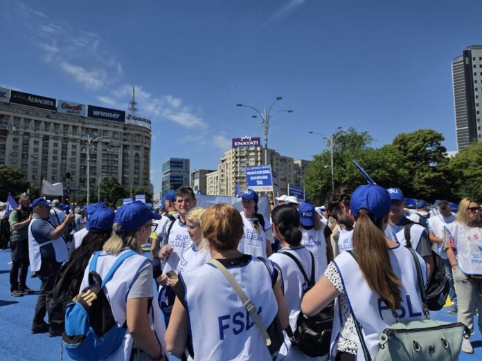 Sindicaliștii din educație ies în stradă. Peste 160.000 de semnături, depuse la Parlament