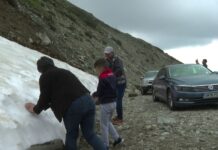 Turiștii încă se bucură de zăpadă pe Transalpina!