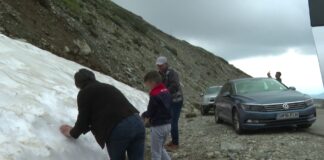 Turiștii încă se bucură de zăpadă pe Transalpina!