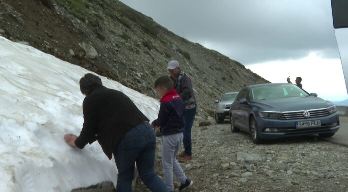 Turiștii încă se bucură de zăpadă pe Transalpina!