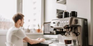 Espressor cu capsule, manual sau automat? Cum știi care este alegerea cea mai potrivită pentru tine?