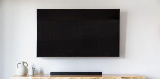 Soundbar sau home cinema: ce alegi când televizorul tău merită mai mult decât sunetul din boxele lui