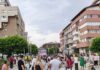 Partea de sud a zonei pietonale din Târgu Jiu, deschisă publicului. Fântâna arteziană, atracția copiilor
