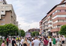 Partea de sud a zonei pietonale din Târgu Jiu, deschisă publicului. Fântâna arteziană, atracția copiilor