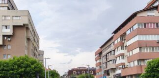 Partea de sud a zonei pietonale din Târgu Jiu, deschisă publicului. Fântâna arteziană, atracția copiilor