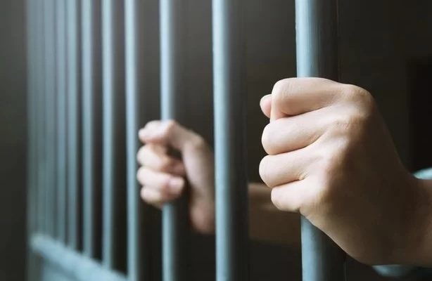 A ajuns în arest după ce s-a apropiat de fosta soție și a amenințat-o cu moartea