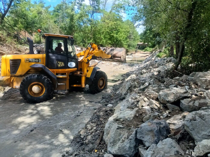 Intervenție la malurile apelor din județ