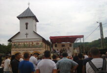Mitropolitul Olteniei a oficiat slujba Arhierească de resfinţire a Bisericii din Parohia Vladimir, Protopopiatul Târgu-Cărbuneşti(II) – ,,În biserică, noi trebuie să-I spunem Lui Dumnezeu greutăţile, suferinţele, bolile noastre, iar, El, ca Milostiv, ştie mai multe decât noi, ştie cauza suferinţelor noastre”!