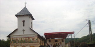 Mitropolitul Olteniei a oficiat slujba Arhierească de resfinţire a Bisericii din Parohia Vladimir, Protopopiatul Târgu-Cărbuneşti(II) – ,,În biserică, noi trebuie să-I spunem Lui Dumnezeu greutăţile, suferinţele, bolile noastre, iar, El, ca Milostiv, ştie mai multe decât noi, ştie cauza suferinţelor noastre”!