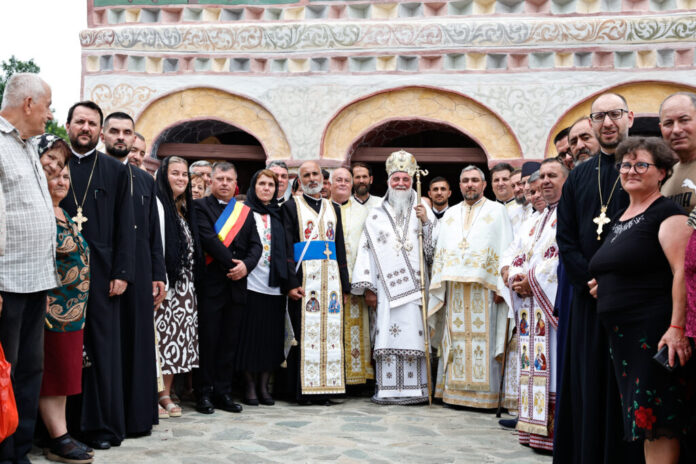 Mitropolitul Olteniei a oficiat slujba Arhierească de resfinţire a Bisericii din Parohia Vladimir, Protopopiatul Târgu-Cărbuneşti – ,,Biserica este atât de importantă într-o comunitate, într-un oraş, într-un sat, că nu ne putem lipsi niciodată de ea, de la Botez şi până la înmormântare suntem în biserică”!