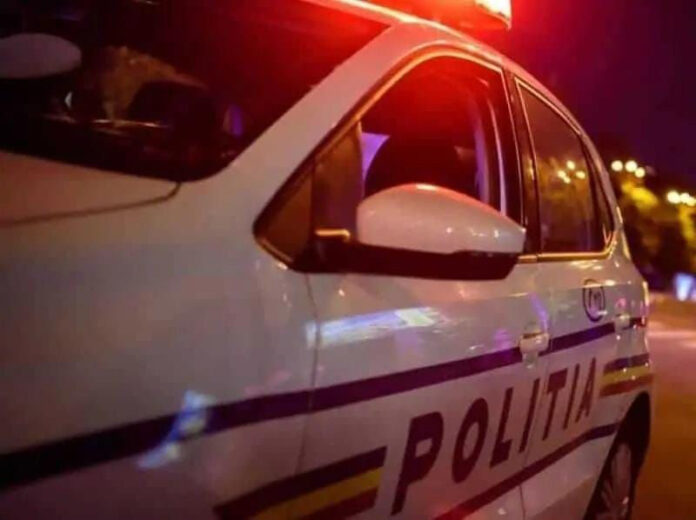 Adolescent cercetat de poliţişti, după ce a furat o mașină pe care a condus-o fără permis