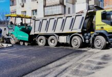 Târgu Jiu: Echipele Edilitara asfaltează strada Vasile Alecsandri