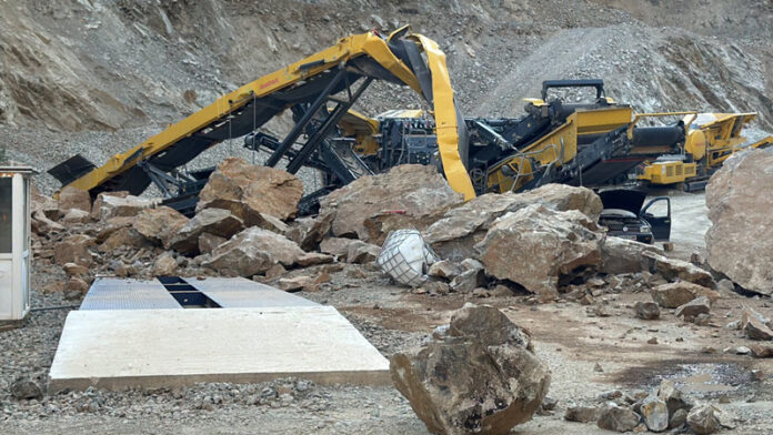 Cariera privată de granit de la Pleșa, oprită și amendată. Taluz prăvălit în râu