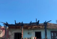 Casă mistuită de incendiu, la Negomir. Primarul face apel la solidaritate
