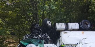 FOTO| TIR răsturnat în Defileul Jiului