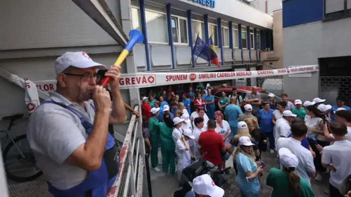 Noua lege a salarizării îngheață veniturile a sute de mii de angajați