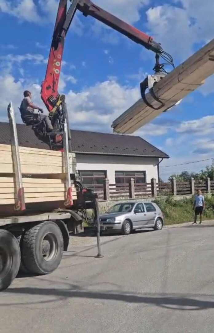 VIDEO: Dosar penal pentru un șofer care transporta lemne fără documente