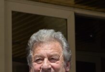 Strigătul din oglindă – poezia confruntării cu sine