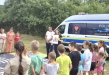 Polițiștii gorjeni, alături de copiii din tabere și școlile de vară