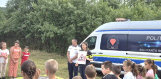 Polițiștii gorjeni, alături de copiii din tabere și școlile de vară